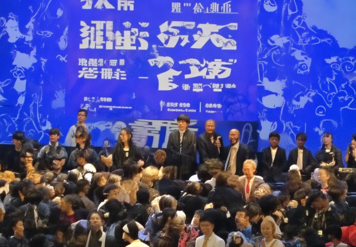 巴萨与AC米兰巅峰对决：经典之战战术解析与激情瞬间回顾